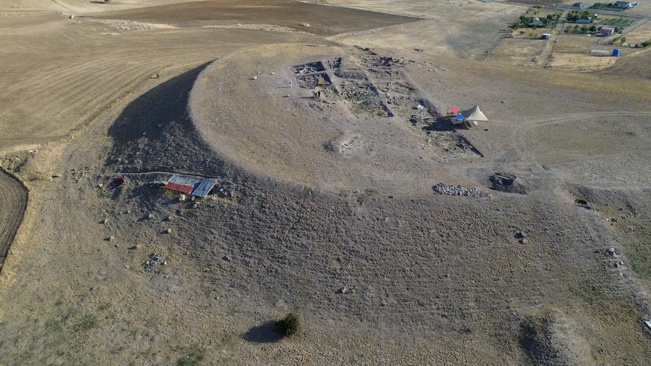 An aerial view of the Kulhoyuk excavation site in Ankara's Golbasi district, where a 66-million-year-old gastropod fossil was discovered. (Photo via Culture and Tourism Ministry)