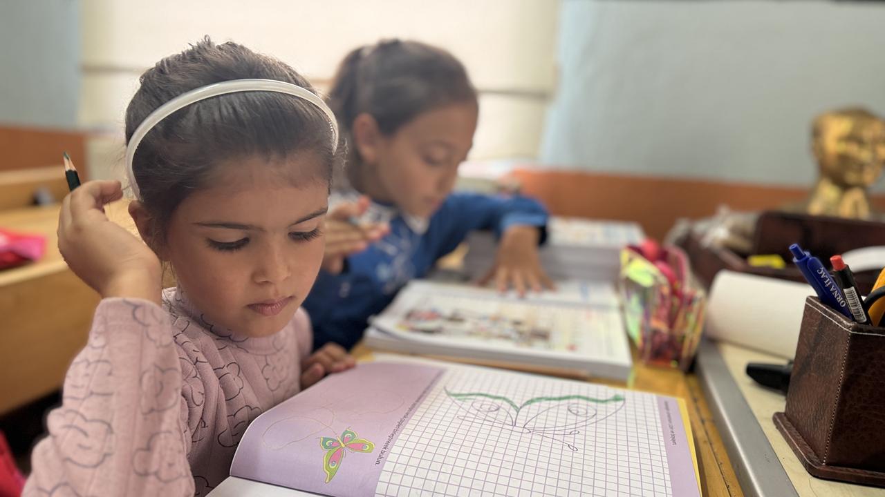 Ilayda Kozlu and Serifenur Ozdemir studying together in class at Sehit Mustafa Kozlu Primary School in the Gokceyurt neighborhood of Konya's Ilgin district. (AA Photo)