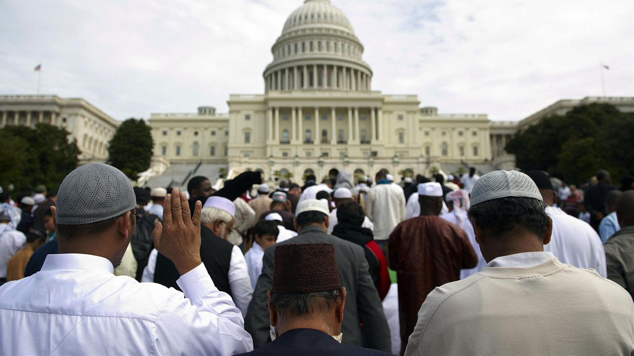Muslims pray on the west front of the U.S. Capitol on September 25, 2009 in Washington, DC. (AFP Photo)