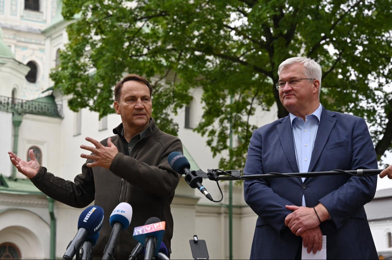 Poland's Minister of Foreign Affairs Radoslaw Sikorski (L) gestures as he addresses the media next to Ukraine's Minister of Foreign Affairs Andriy Sybiga (R) as they take part in a joint briefing in Kyiv, Sept. 13, 2026. (AFP Photo)