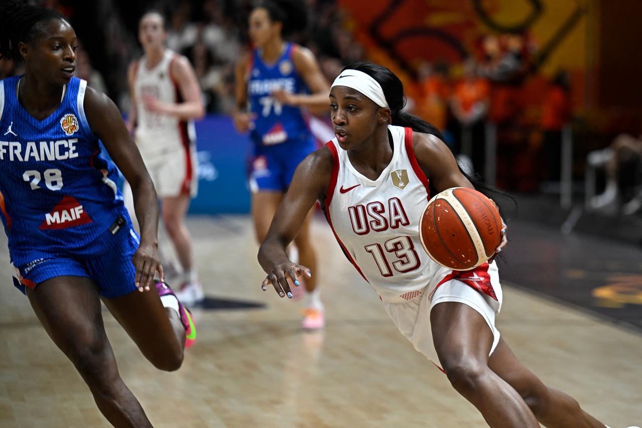 USA's guard #13 Jackie Young (R) plays the ball during the 2026 FIBA Women’s Basketball World Cup final game between the United States and France in Berlin on September 13, 2026. (AFP Photo)