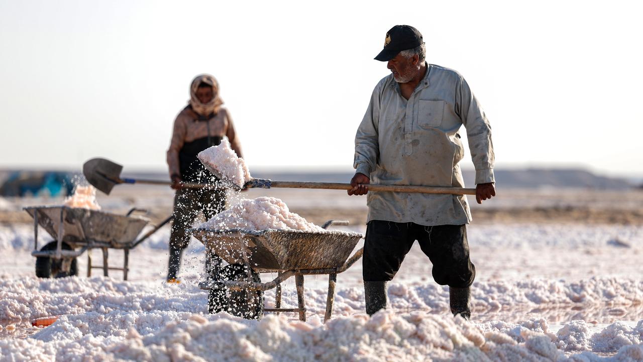 Salt workers scrape a living from Syria-Iraq desert