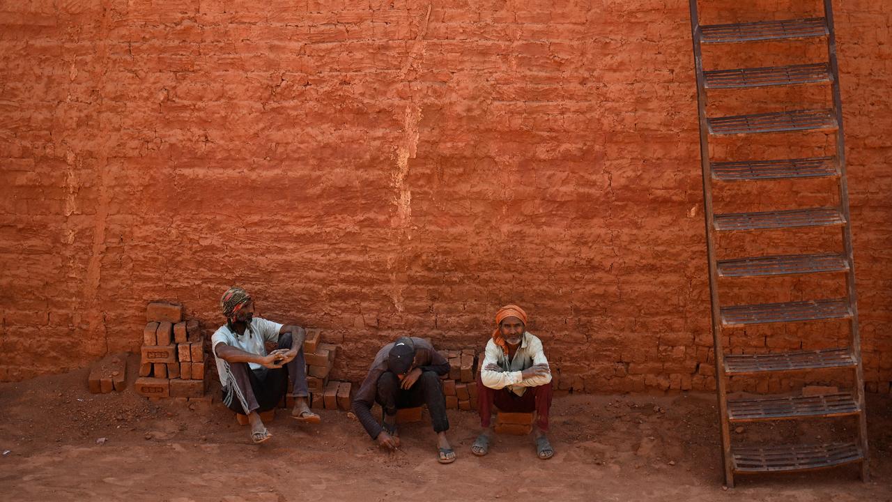 Migrant workers flock to Kashmir despite militant attack risk
