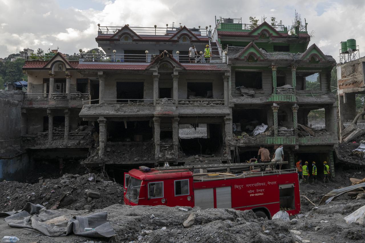 Nepal flood survivors return to ruins as search for missing relatives continues Image
