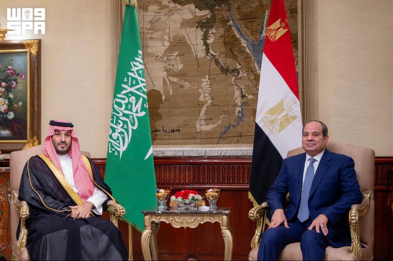 Egyptian President Abdel Fattah al-Sisi (R) and Saudi Crown Prince Mohammed bin Salman during a ceremony at Cairo International Airport, Sept. 15, 2026. (AFP Photo/Handout/SPA/Ahmed Nureldine)