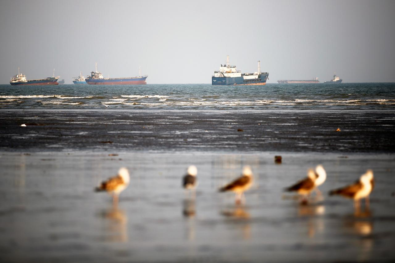 Saudis seek to boost Hormuz oil exports as key pipeline attacked
