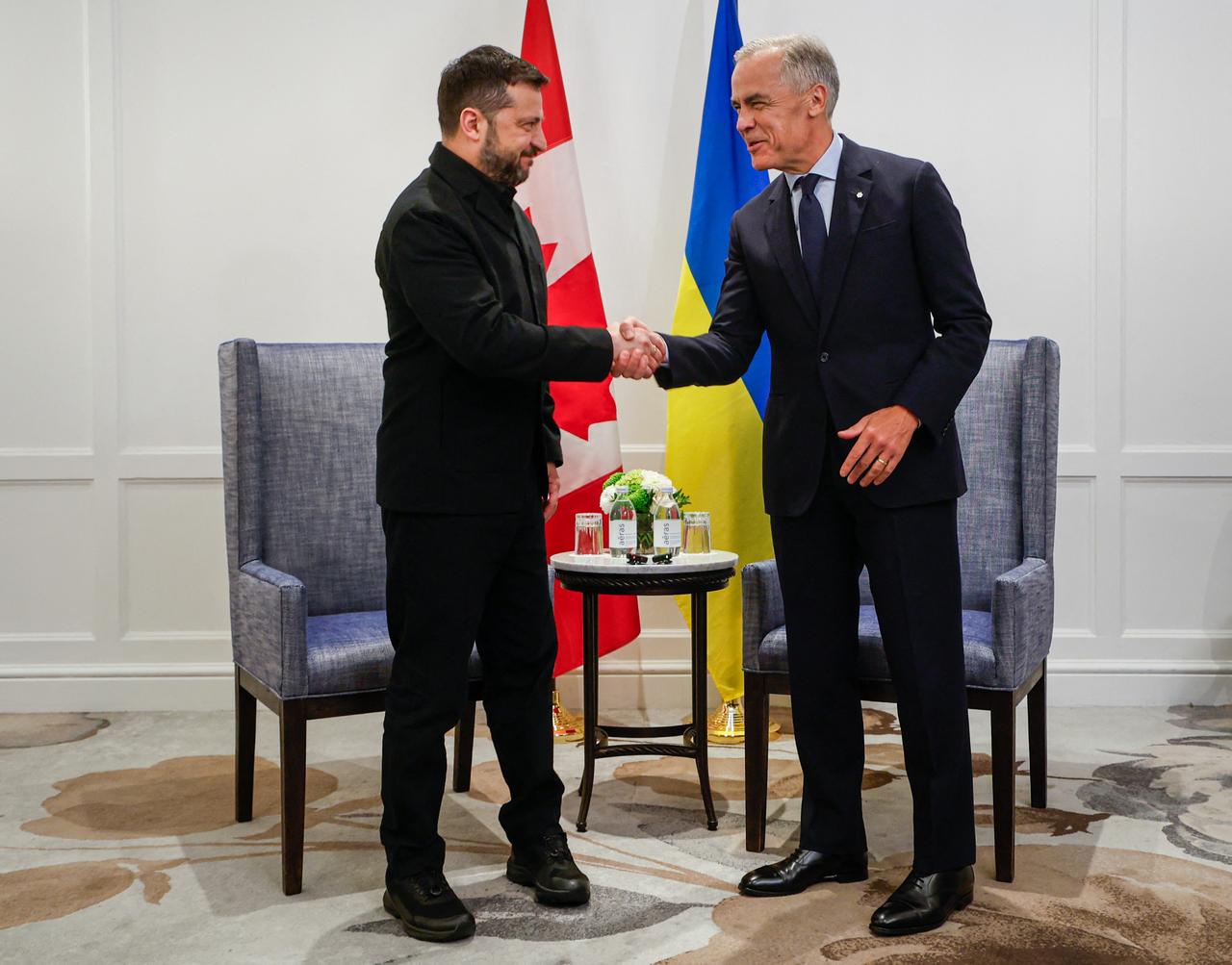 Ukrainian President Volodymyr Zelensky (L) and Canadian Prime Minister Mark Carney shake hands as they meet in Calgary, Alberta, on September 10, 2026. (AFP photo)