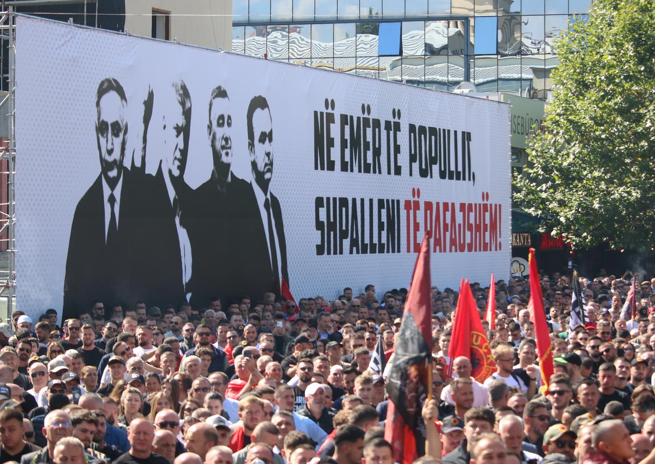 People who filled the squares in Kosovo's capital Pristina watch the verdict hearing in the trial of Kosovo Liberation Army (KLA) commanders Thaci, Krasniqi, Veseli, and Selimi on September 16, 2026. (AA Photo)