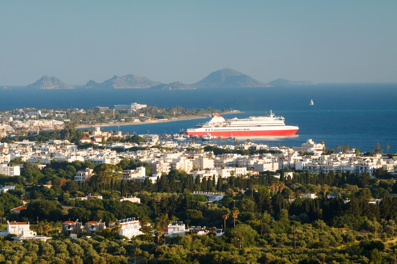 Affordable seafood beats military tension: Turks pour over $1B into Greek islands