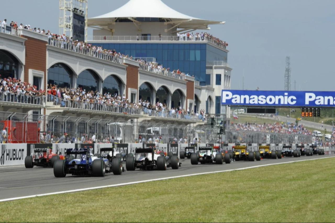 Formula 1 cars line up at the start of the Turkish Grand Prix at Istanbul Park, Türkiye. (Photo via Formula 1)
