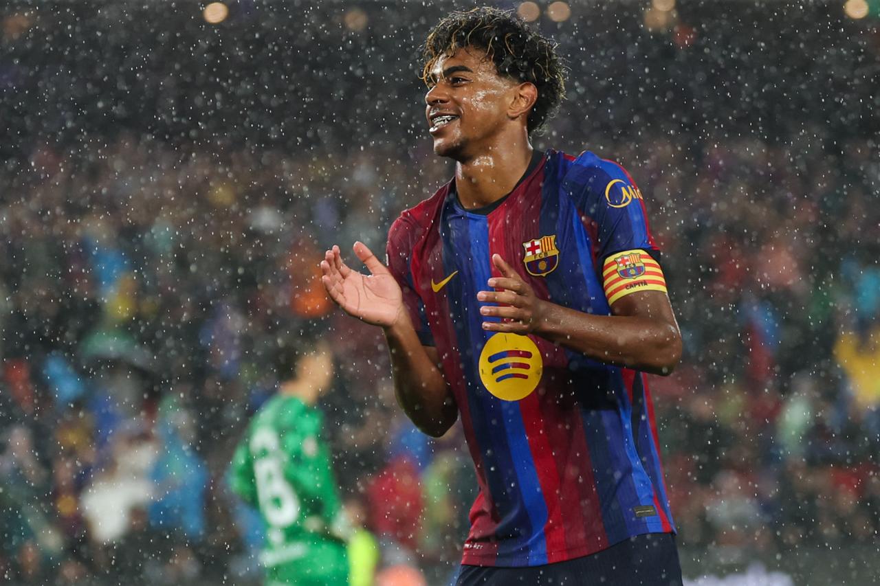 Barcelona thrashes Racing Santander 7-2 to make historic La Liga start