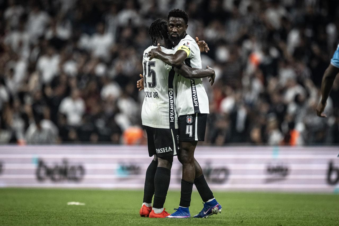 Players of Besiktas celebrate their victory at the end of the Turkish Super Lig match week 5 between Besiktas and Erzurumspor FK at Tupras Stadium in Istanbul, Türkiye, on September 11, 2026. (AFP Photo)