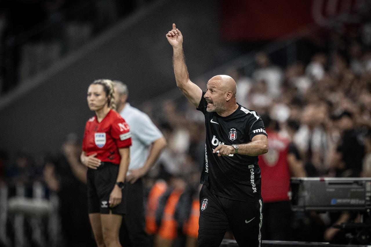Head coach Vincenzo Italiano of Besiktas gives tactics to his players during the Turkish Super Lig match week 5 between Besiktas and Erzurumspor FK at Tupras Stadium in Istanbul, Türkiye, on September 11, 2026. (AA Photo)