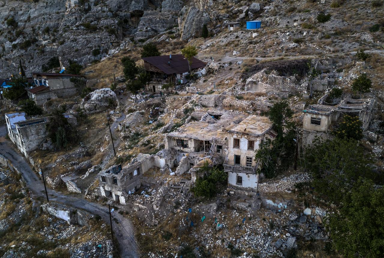 Traditional and historic houses built along the rocky slopes of Ermenek reflect the district's centuries-old urban fabric in Karaman, Türkiye. (AA Photo)