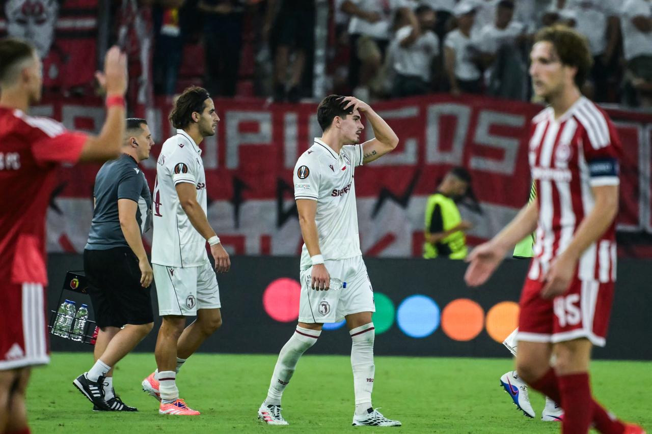 Jagiellonia's Polish midfielder #85 Eryk Koz?owski (C) reacts at the end of the UEFA Europa League first round football match between Olympiacos F.C and Jagiellonia Bialystok at Stadio Georgios Karaiskakis in Athens on September 16, 2026. (AFP Photo)