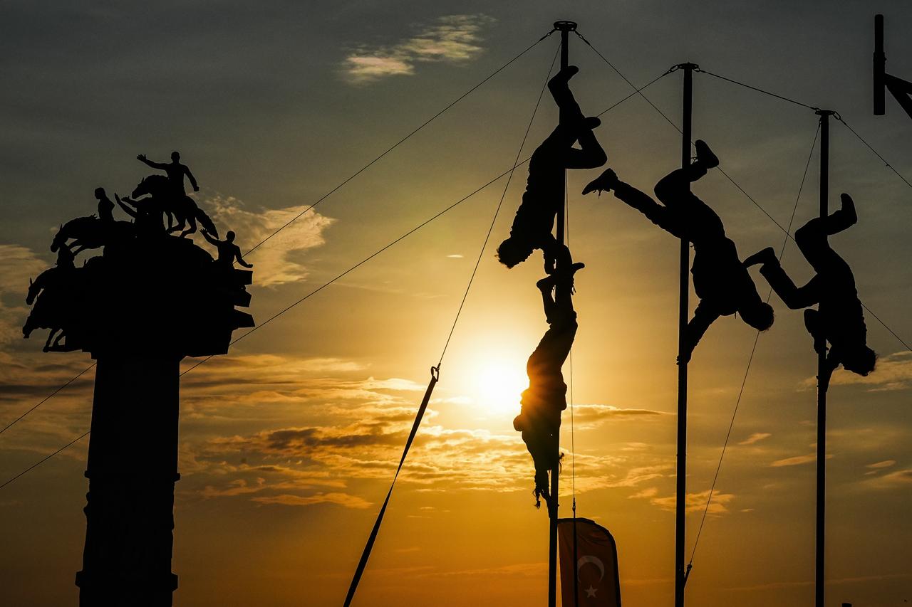 French group Entre Nous makes Türkiye debut with contemporary circus show in Izmir