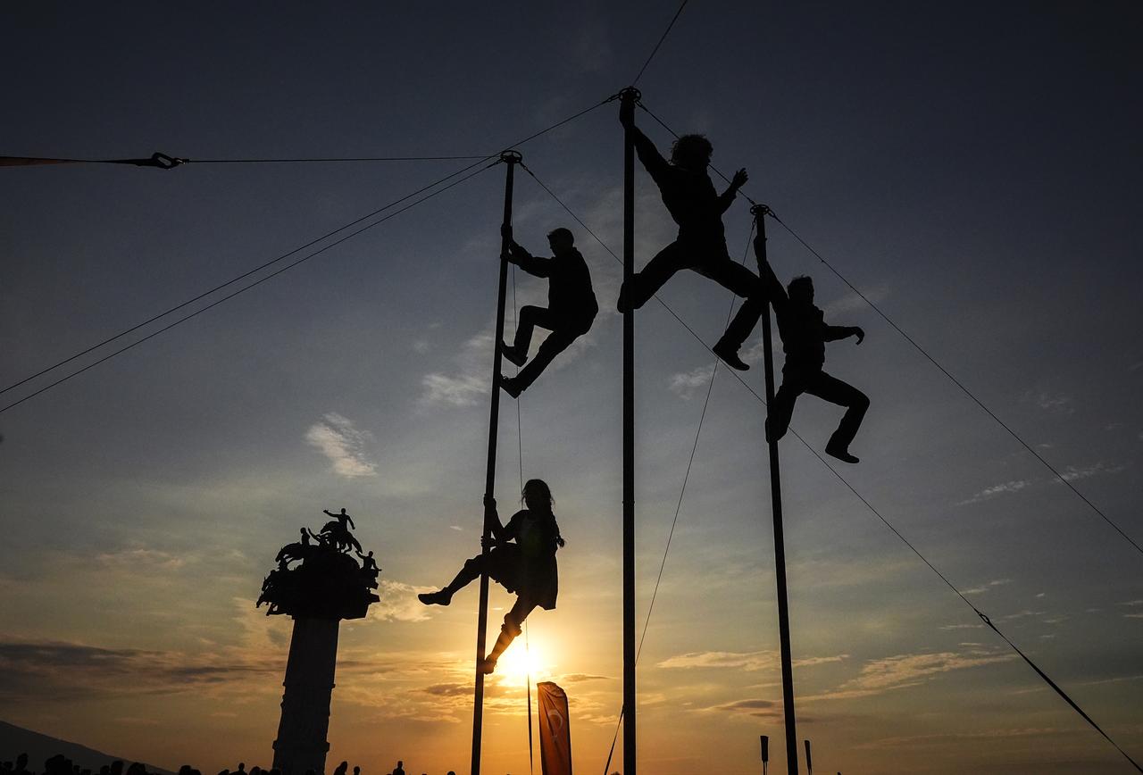 Performers from French circus group Entre Nous perform during a show combining acrobatics, dance, theater and live music at Gundogdu Square in Izmir, Türkiye, on September 16, 2026. (AA Photo)