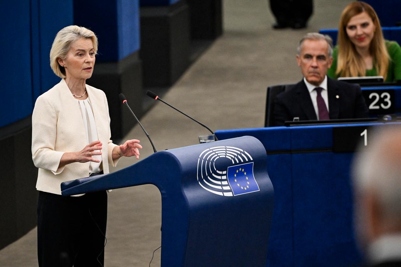 European Commission President Ursula von der Leyen delivers a speech near Canada's Prime Minister Mark Carney (2R) during her annual State of the Union address at a plenary session of the European Parliament in Strasbourg, eastern France on September 16, 2026. (AFP Photo)