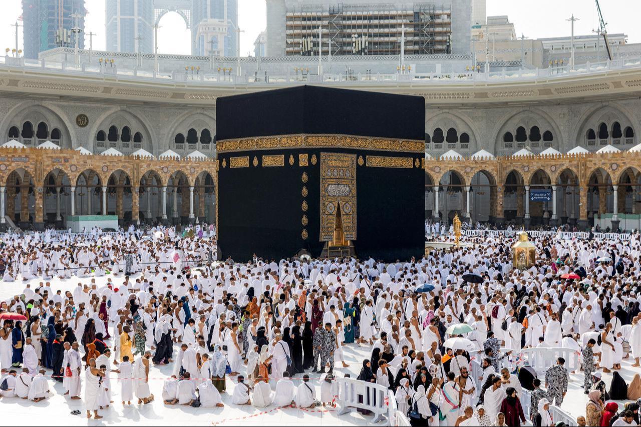 People and pilgrims gather around the Kaaba, Islam's holiest shrine, at the Grand Mosque Complex in Saudi Arabia's holy city of Mecca on September 16, 2026. (AFP Photo)