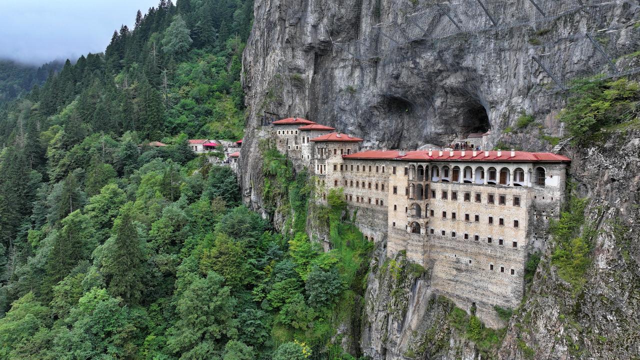 Trabzon's Sumela Monastery draws record crowds in Türkiye