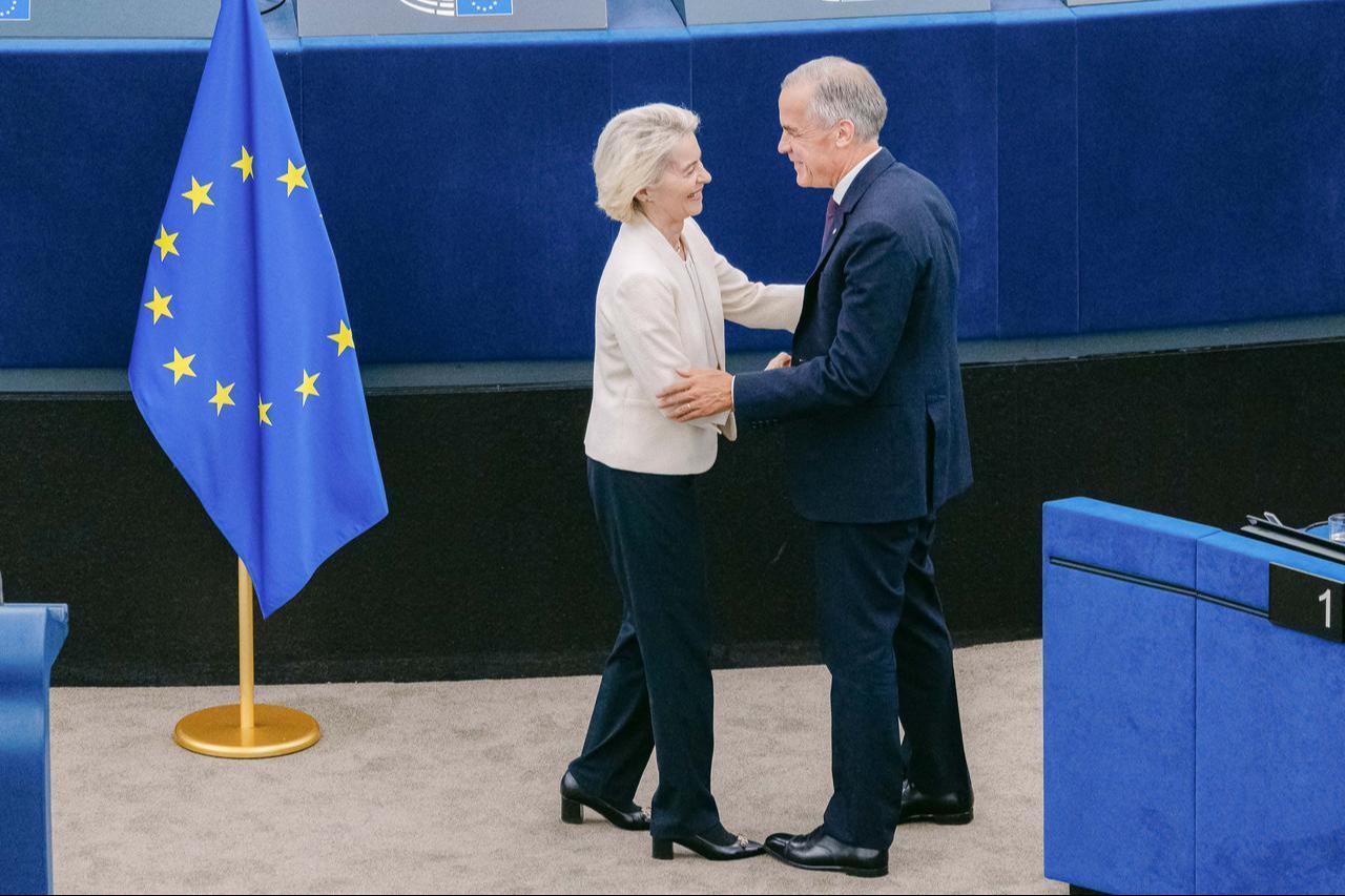 European Commission President Ursula von der Leyen (L) shaking hands with Canada's Prime Minister Mark Carney during her annual keynote address to the European Parliament in Strasbourg, eastern France, Sept. 16, 2026. (AFP Photo/Christophe Licoppe/European Union)