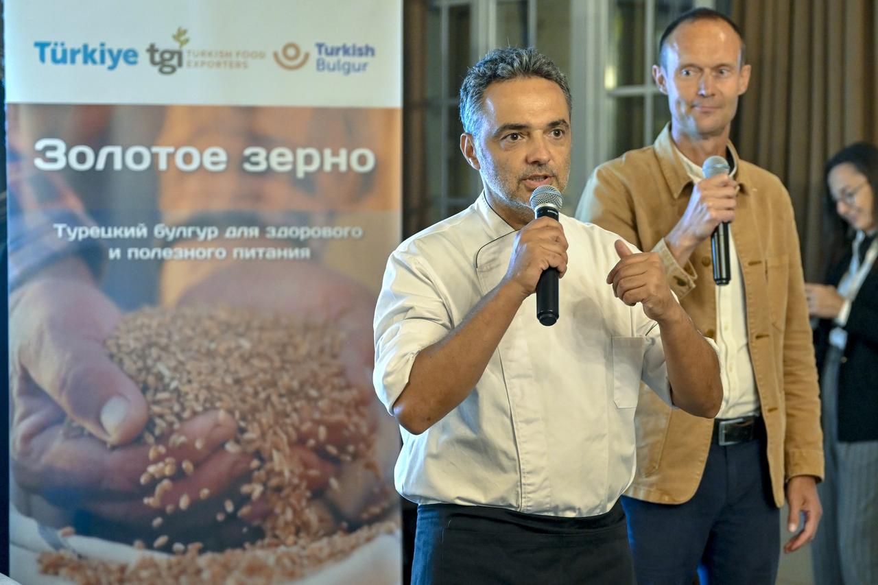 Renowned chef Arda Turkmen prepared and presented bulgur-themed dishes during the event, Moscow, September 19, 2024. (AA Photo)