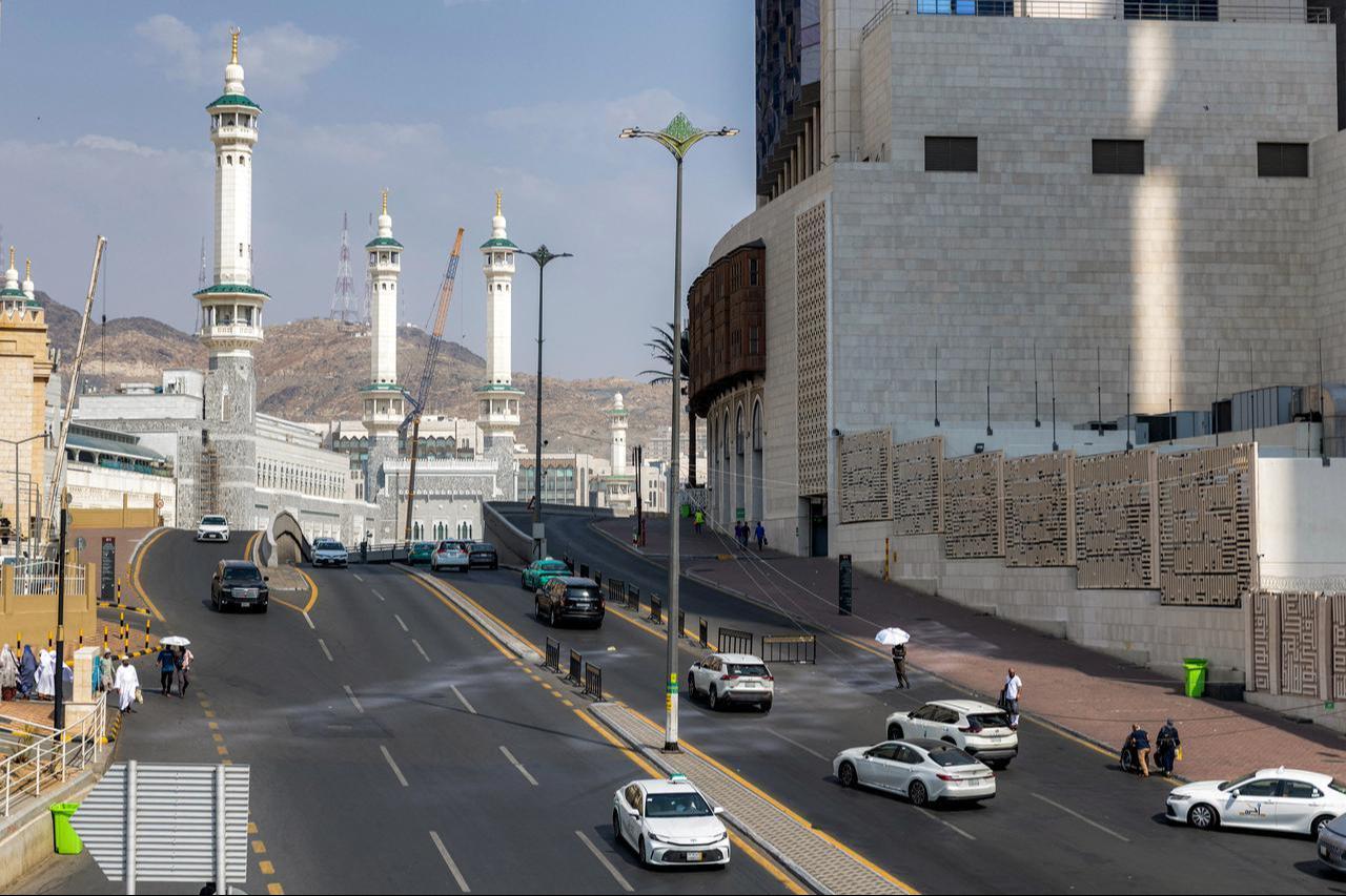 Vehicles move along a main street in Saudi Arabia's holy city of Mecca on September 16, 2026. (AFP Photo)