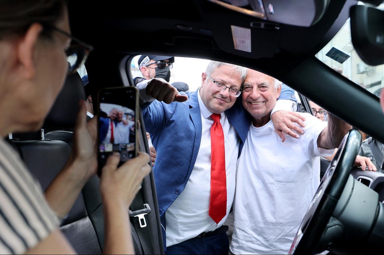 Israel's far-right National Security Minister and chairman of the Otzma Yehudit party Itamar Ben Gvir (C) poses for a photo with a man as he tours the HaTikva Market during a meet-and-greet as part of his campaign ahead of Israel's legislative elections in the coastal city of Tel Aviv, Sept. 18, 2026. (AFP Photo)