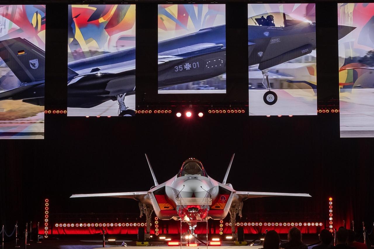 Germany receives first of 35 F-35 fighter jets from US