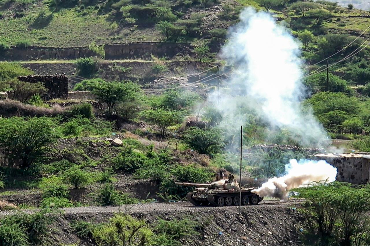A battle tank advances during ongoing fighting between Houthi and Saudi-backed Yemeni government forces along the front lines in al-Kadha, west of Taiz in western Yemen, Sept. 16, 2026. (AFP Photo)