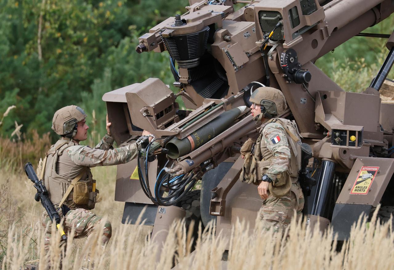 French soldiers operate a Caesar Mk-I wheeled self-propelled howitzer during a live fire exercise of Lithuanian and French troops along with NATO allies at the General Silvestras Zukauskas Training Area in Pabrade, Lithuania, on September 16, 2026. (AFP Photo)