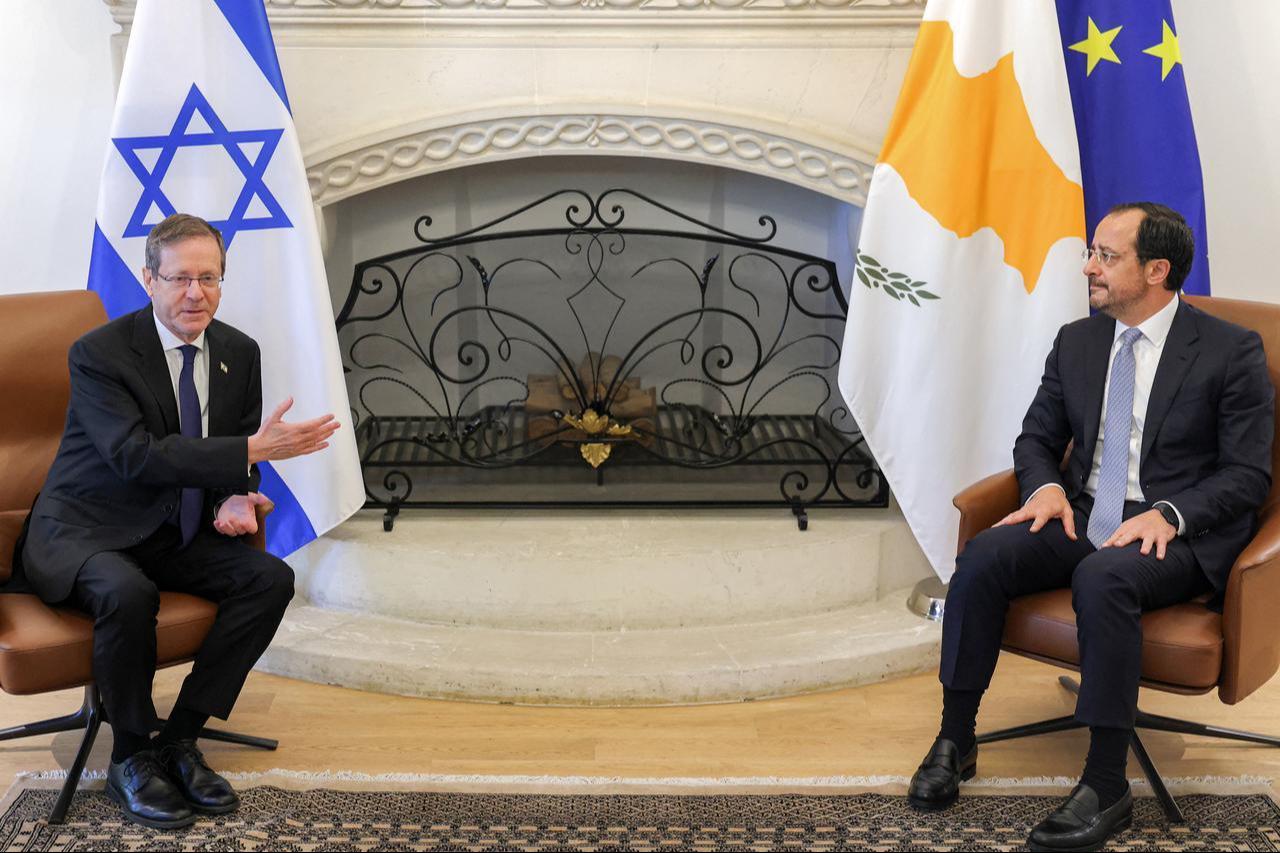 Greek Cypriot leader Nikos Christodoulides (R) receives Israel's President Isaac Herzog (L) at the Presidential Palace in Nicosia on September 10, 2026. (AFP Photo)
