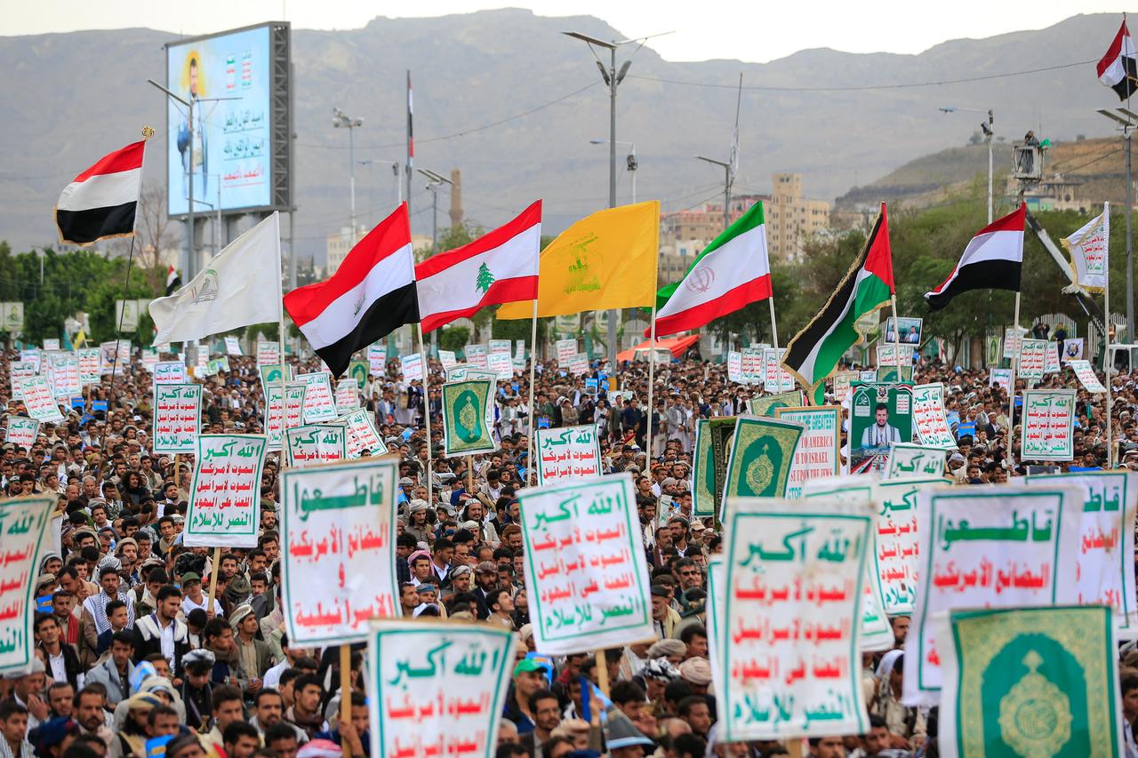 Supporters of the Houthi authorities hold flags during a protest against the Saudi intervention in Yemen and against Saudi Arabia's recent accusation that the Houthis fired at the holy city of Mecca, in Sanaa, September 18, 2026. (AFP Photo)