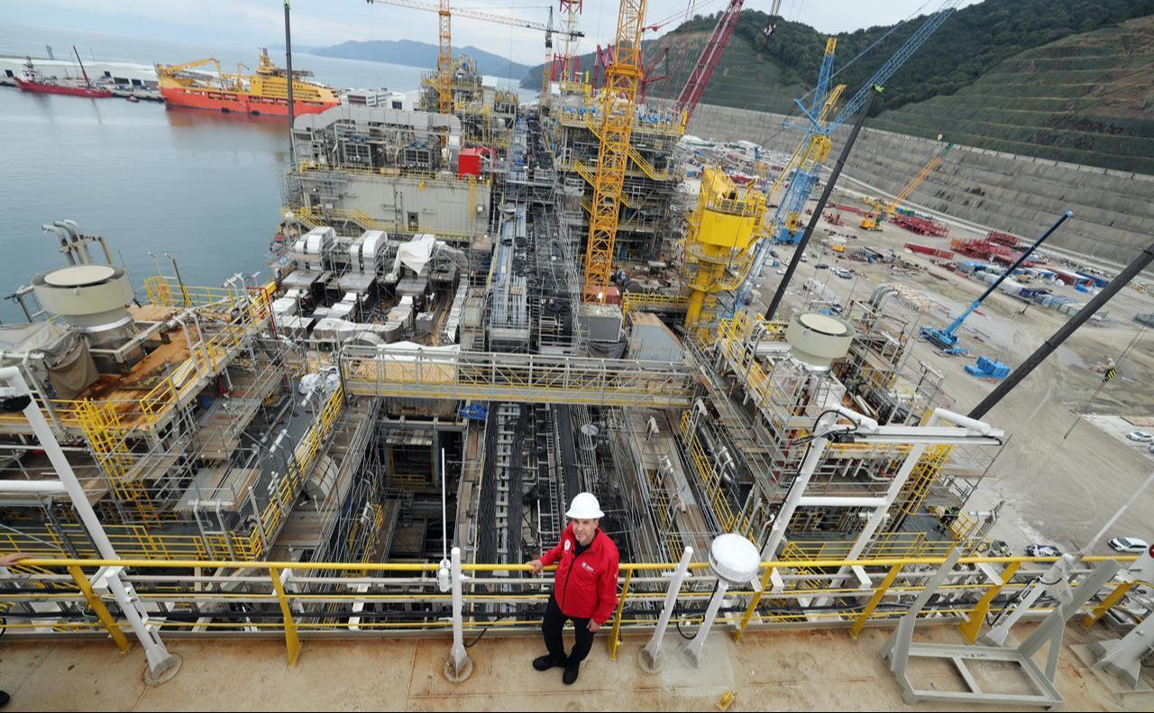 Türkiye's Minister of Energy and Natural Resources, Alparslan Bayraktar, inspects the Osman Gazi Floating Generation Platform in Filyos, Zonguldak, Sept. 17, 2026. (AA Photo)