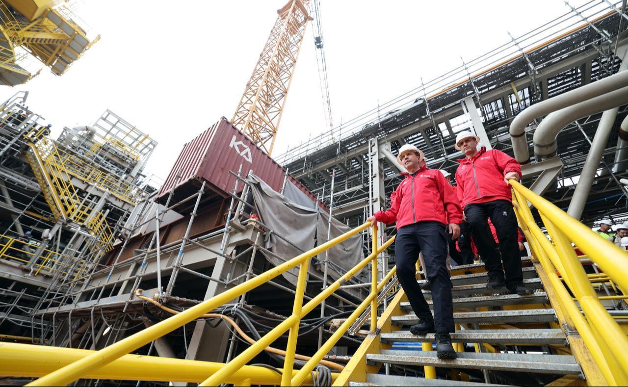 Türkiye's Minister of Energy and Natural Resources, Alparslan Bayraktar, inspects the Osman Gazi Floating Generation Platform in Filyos, Zonguldak, Sept. 17, 2026. (AA Photo)