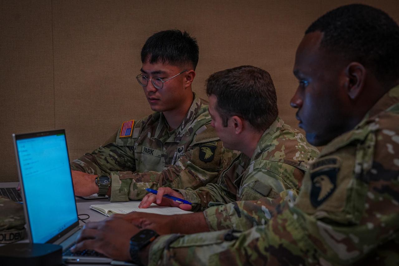 U.S. Army Soldiers build and test generative artificial intelligence workflows during a Command Post Exercise (CPX) at the Kinnard Mission Training Complex (KMTC), Fort Campbell, Ky., Sept. 1, 2026. (Photo via U.S. Army)