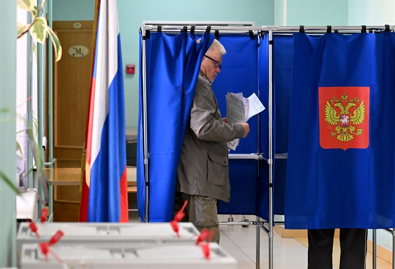 A man votes in Russia's parliamentary election at a polling station in Saint Petersburg on September 18, 2026. (AFP Photo)