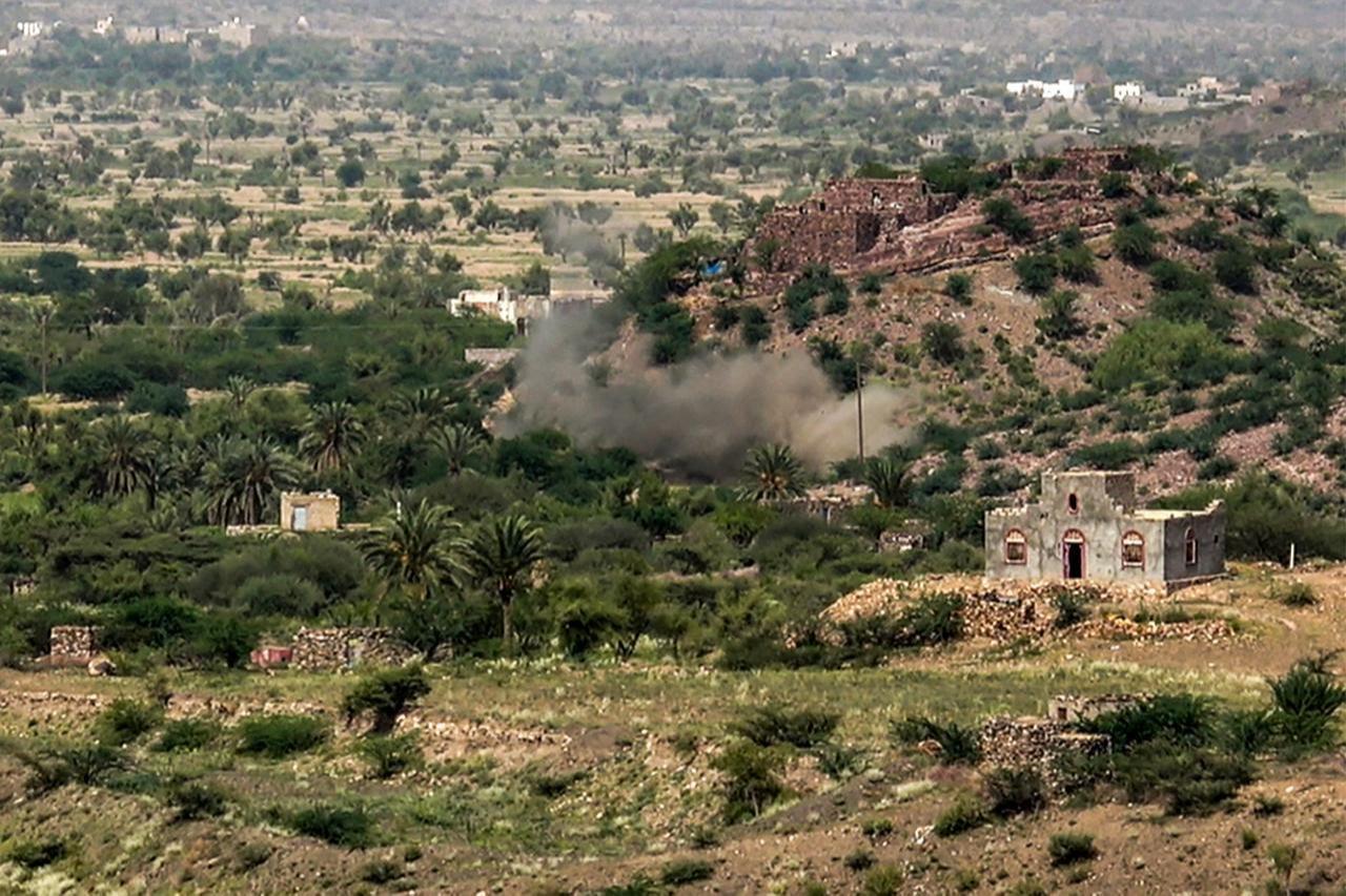 Smoke rises following strikes during ongoing fighting between Houthi and Saudi-backed Yemeni government forces along the frontlines in al-Kadha, west of Taiz in western Yemen, September 16, 2026. (AFP Photo)