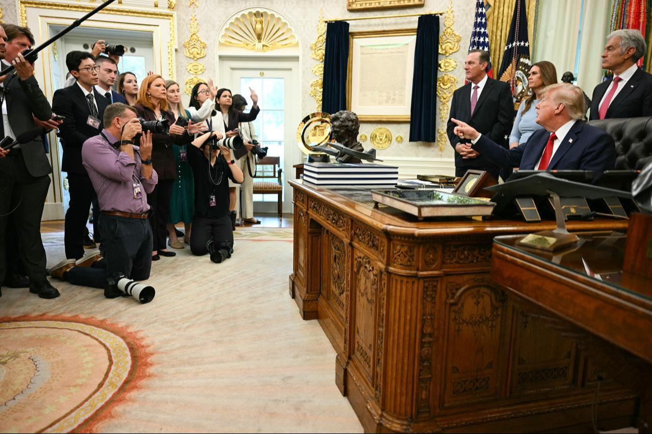 US President Donald Trump takes questions from reporters in the Oval Office of the White House in Washington, DC, on September 18, 2026. (AFP Photo)