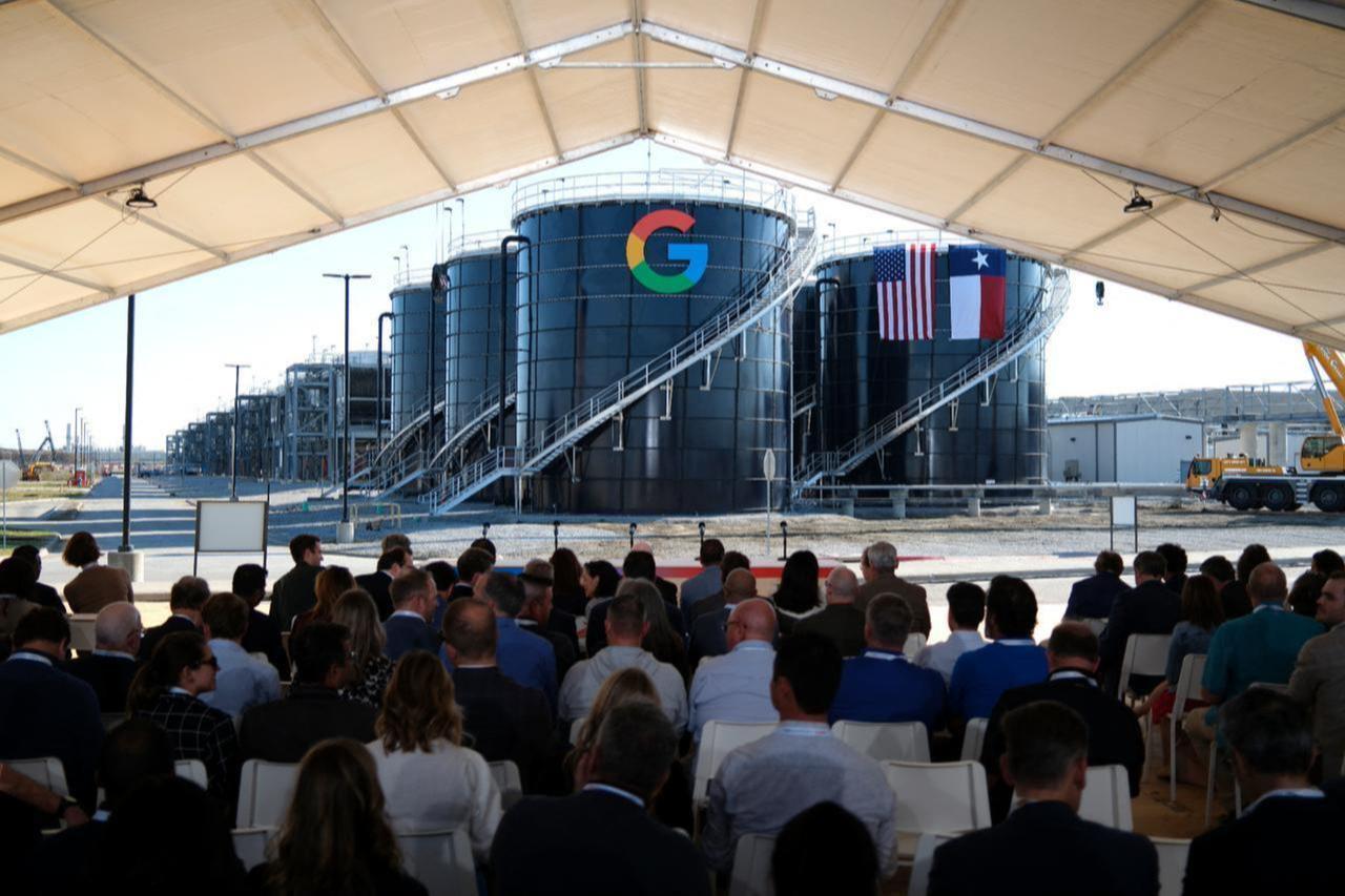 Attendees await the arrival of Texas Gov. Greg Abbott and Alphabet and Google CEO Sundar Pichai at the Google Midlothian Data Center in Midlothian, Texas, November 14, 2025. (AFP Photo)