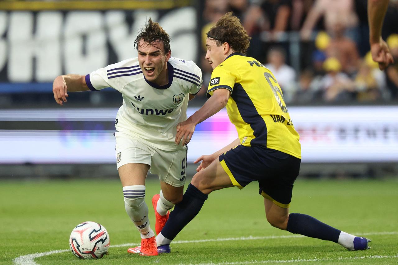 Anderlecht and Union Saint-Gilloise players compete for the ball during their Belgian Pro League match in Brussels, Belgium, Aug. 30, 2026. (AFP Photo)