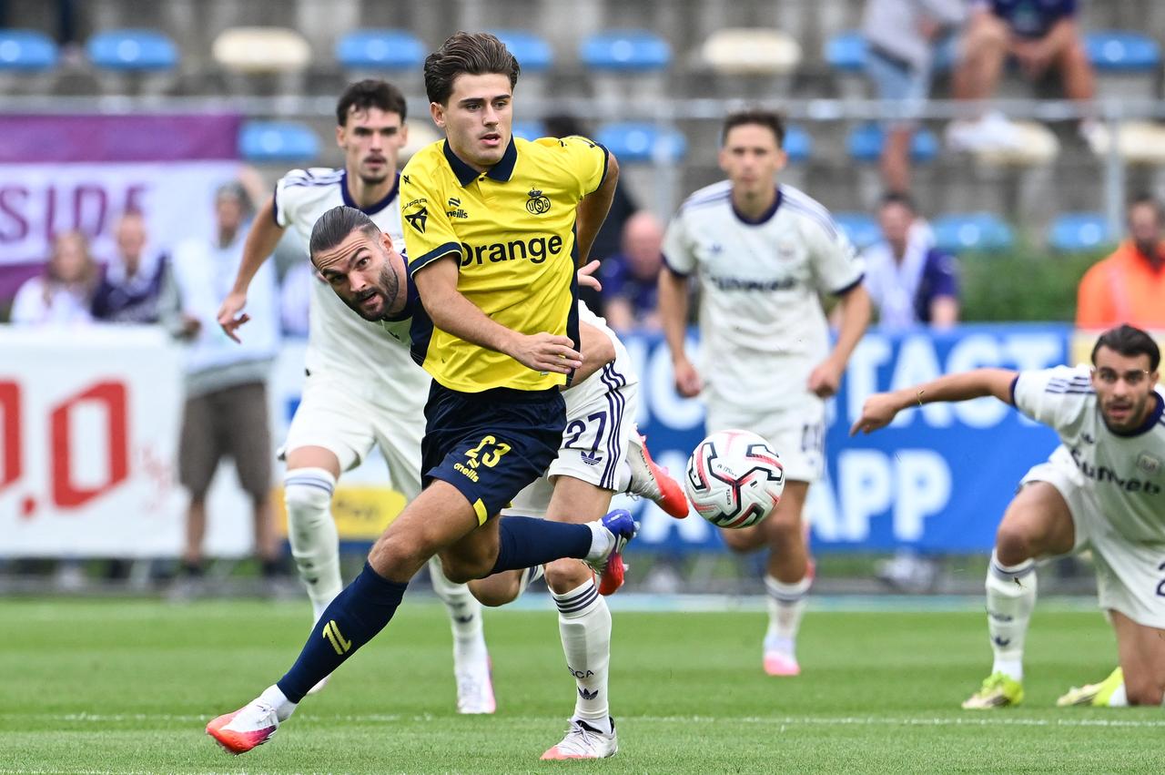 Anderlecht and Union Saint-Gilloise players compete for the ball during their Belgian Pro League match in Brussels, Belgium, Aug. 30, 2026. (AFP Photo)