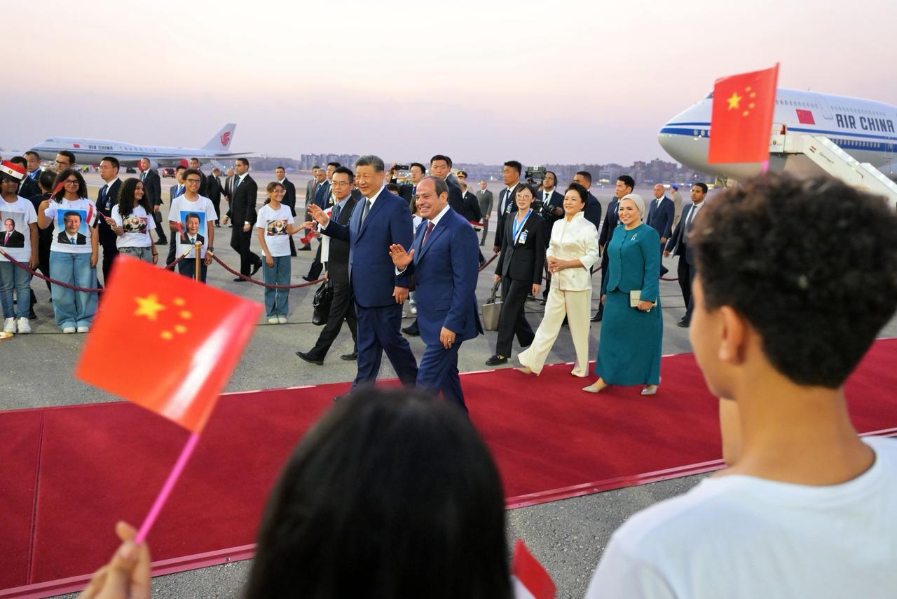 Egyptian President Abdel Fattah el-Sisi welcomes his Chinese counterpart, President Xi Jinping, at Cairo International Airport in Cairo, Egypt, on September 1, 2026. ( Egyptian Presidency / Handout - Anadolu Agency )