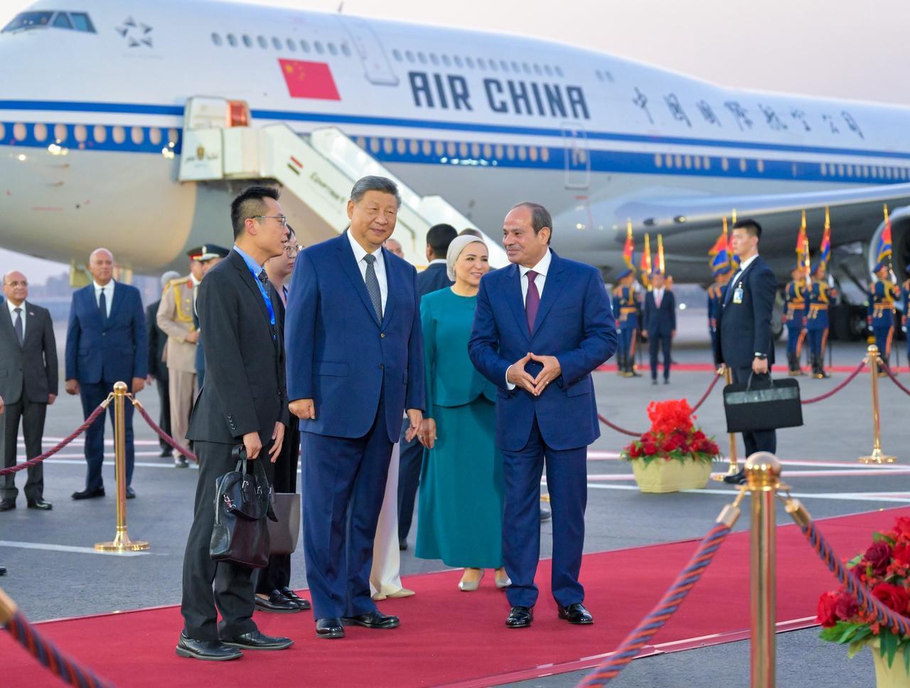 Egyptian President Abdel Fattah el-Sisi (R) welcomes his Chinese counterpart, President Xi Jinping (C), at Cairo International Airport in Cairo, Egypt, on September 1, 2026. ( Egyptian Presidency / Handout - Anadolu Agency )