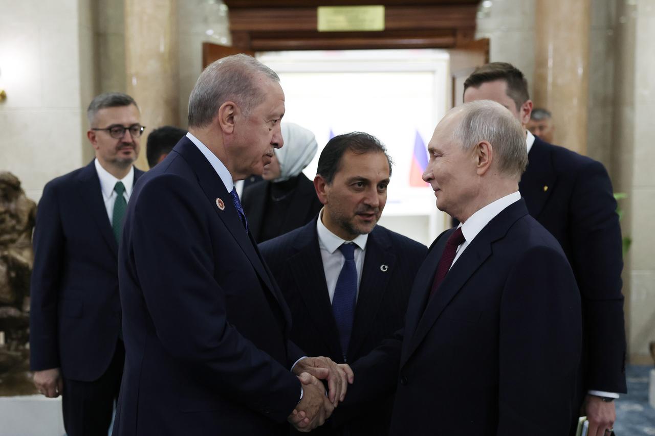 Erdogan, Putin hold 90-minute talks on sidelines of SCO summit