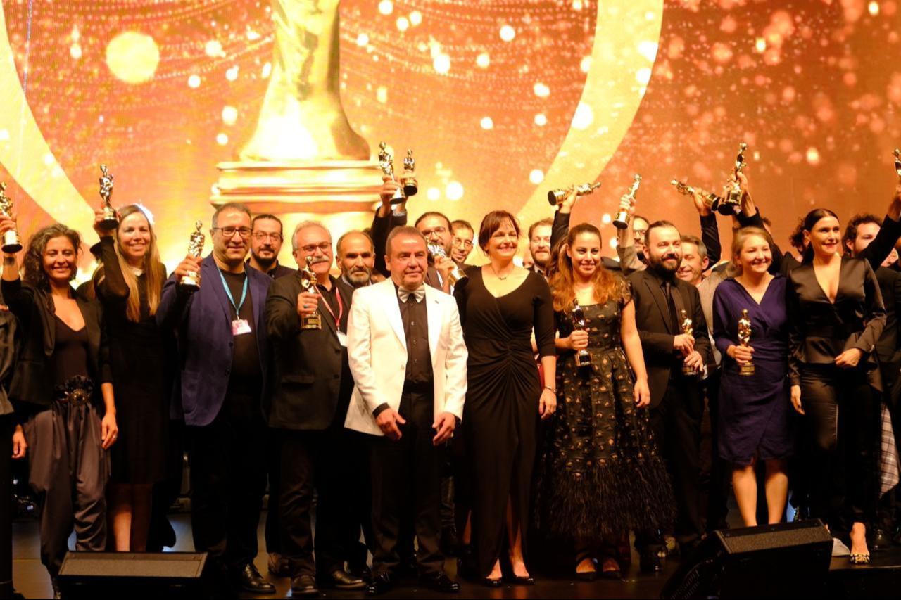 Winners pose with their awards during the 56th Antalya Golden Orange Film Festival ceremony in Antalya, Türkiye, Nov. 1, 2019. (Photo via antalyaff.com)