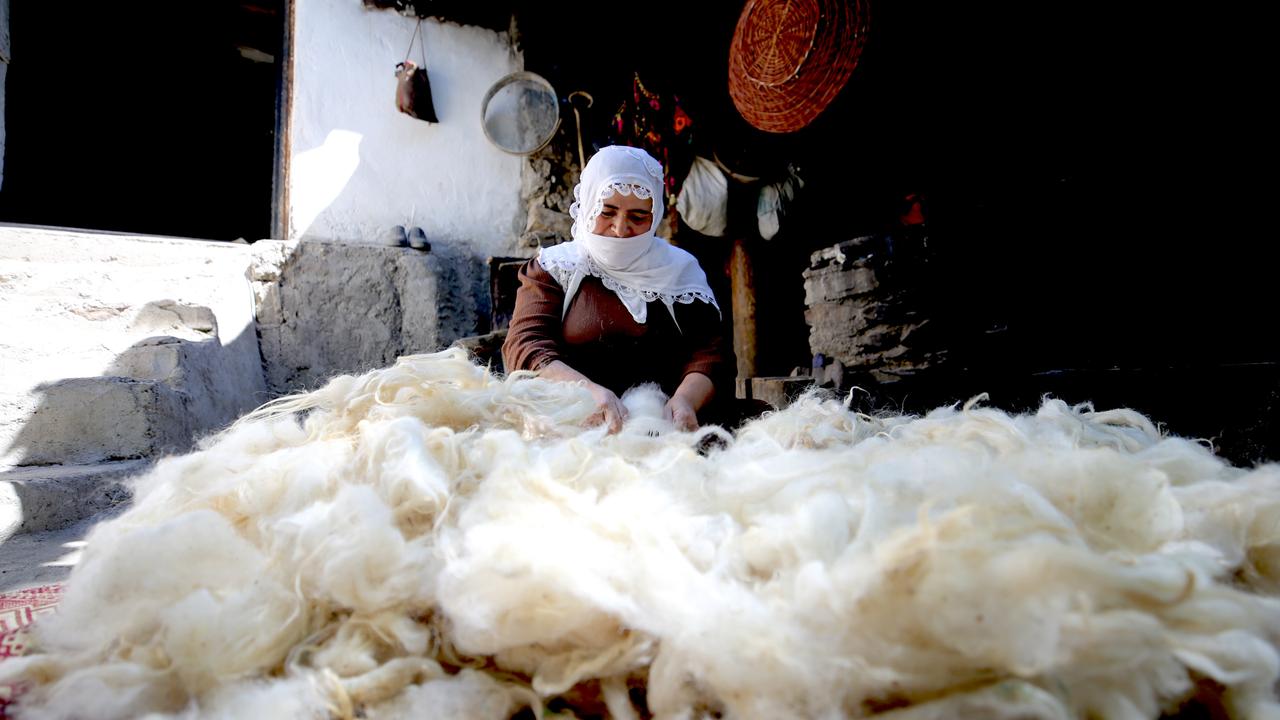 Mountain women in Türkiye's Bitlis uphold wool-spinning tradition