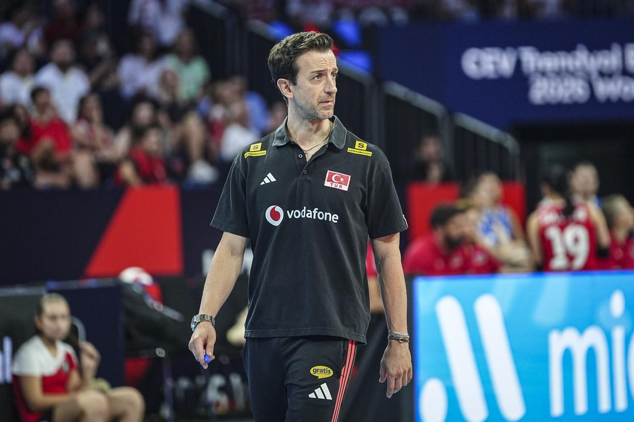 Türkiye’s head coach watches the CEV Women’s EuroVolley 2026 round-of-16 match against Azerbaijan at Sinan Erdem Sports Hall in Istanbul, Türkiye, Sept. 1, 2026. (AA Photo)