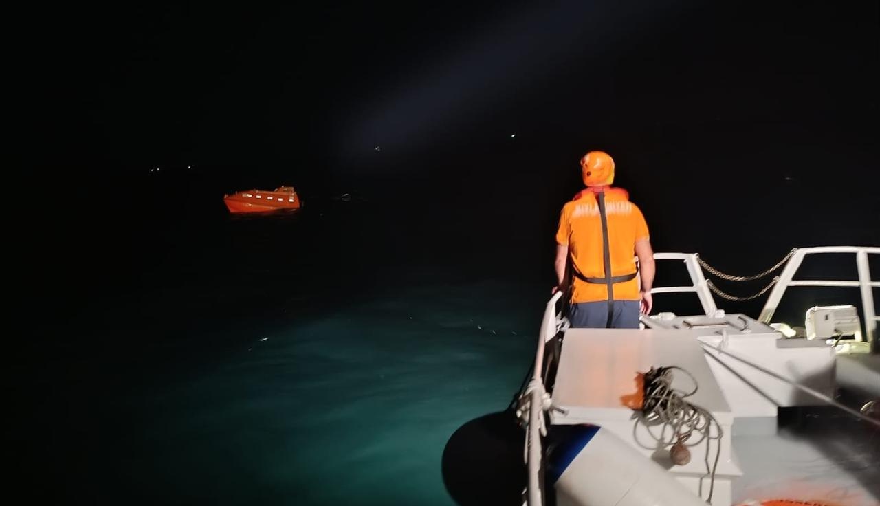A search-and-rescue crew member looks toward a life-saving boat during an operation off Silivri, Istanbul, Sept. 2, 2026. (AA Photo)