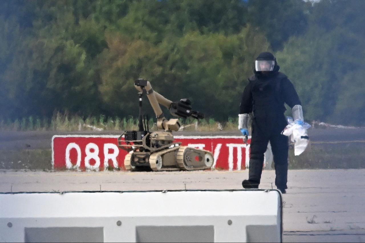 A forensic technician is at work alongside a bomb disposal robot near a Ukrainian cargo plane at Leipzig/Halle Airport in Schkeuditz, eastern Germany, August 5, 2026. (AFP Photo)